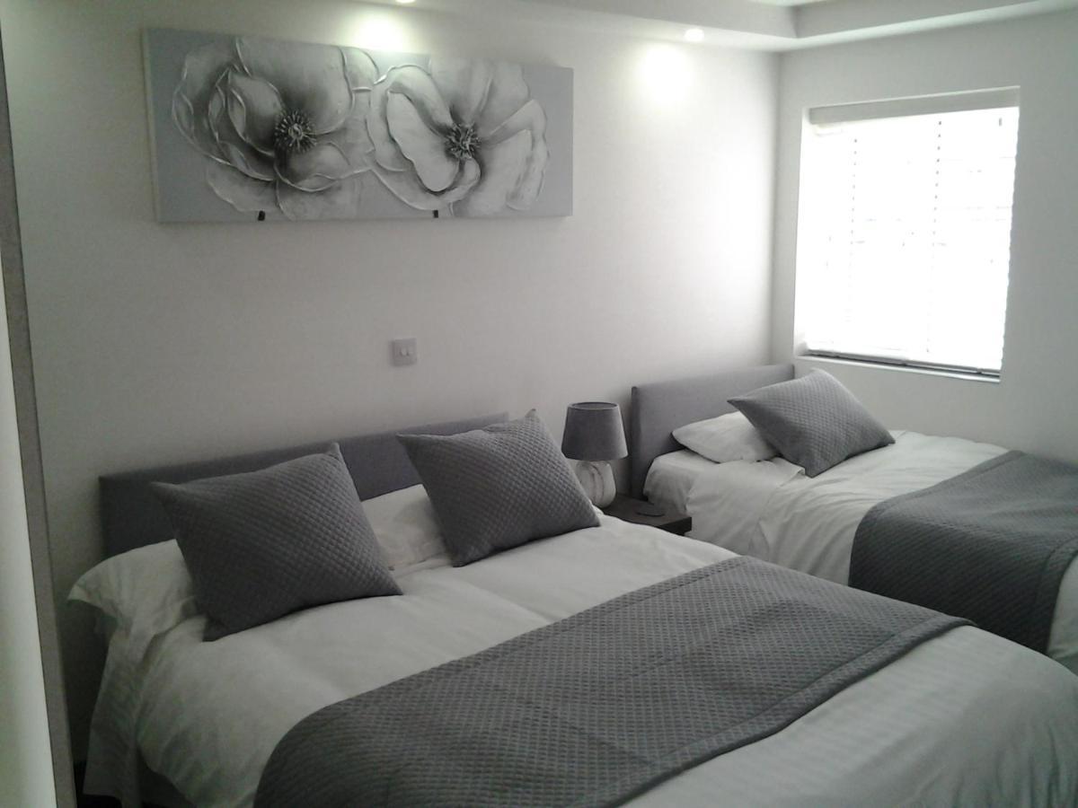 Lady Charlotte Guest Rooms Triple Rooms Dowlais 外观 照片