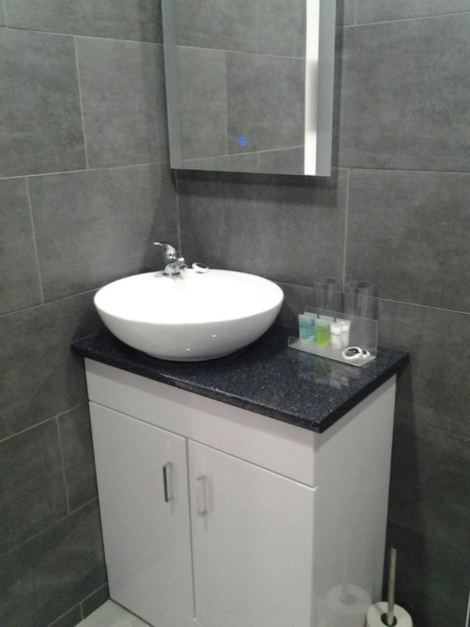 Lady Charlotte Guest Rooms Triple Rooms Dowlais 外观 照片