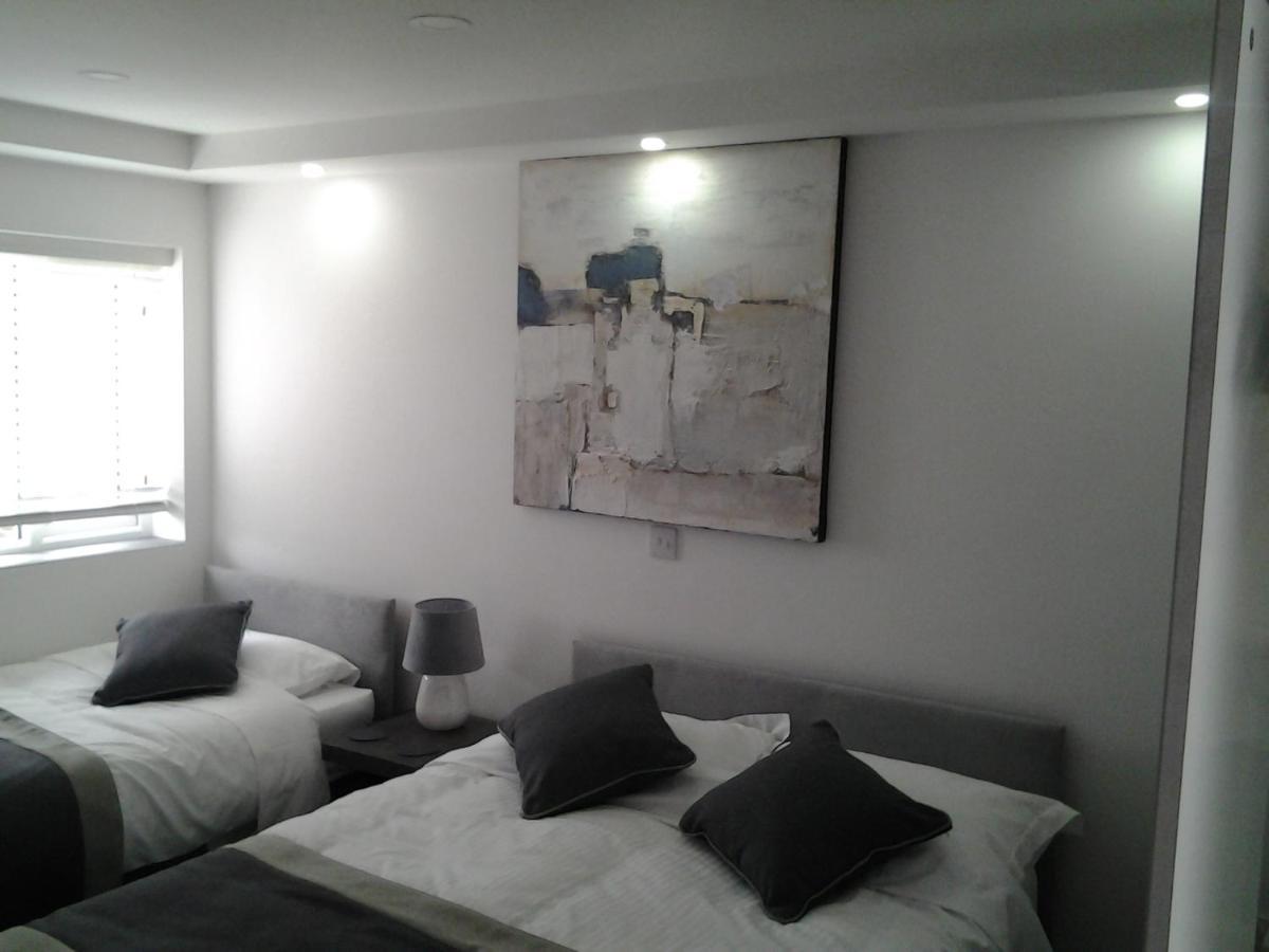 Lady Charlotte Guest Rooms Triple Rooms Dowlais 外观 照片
