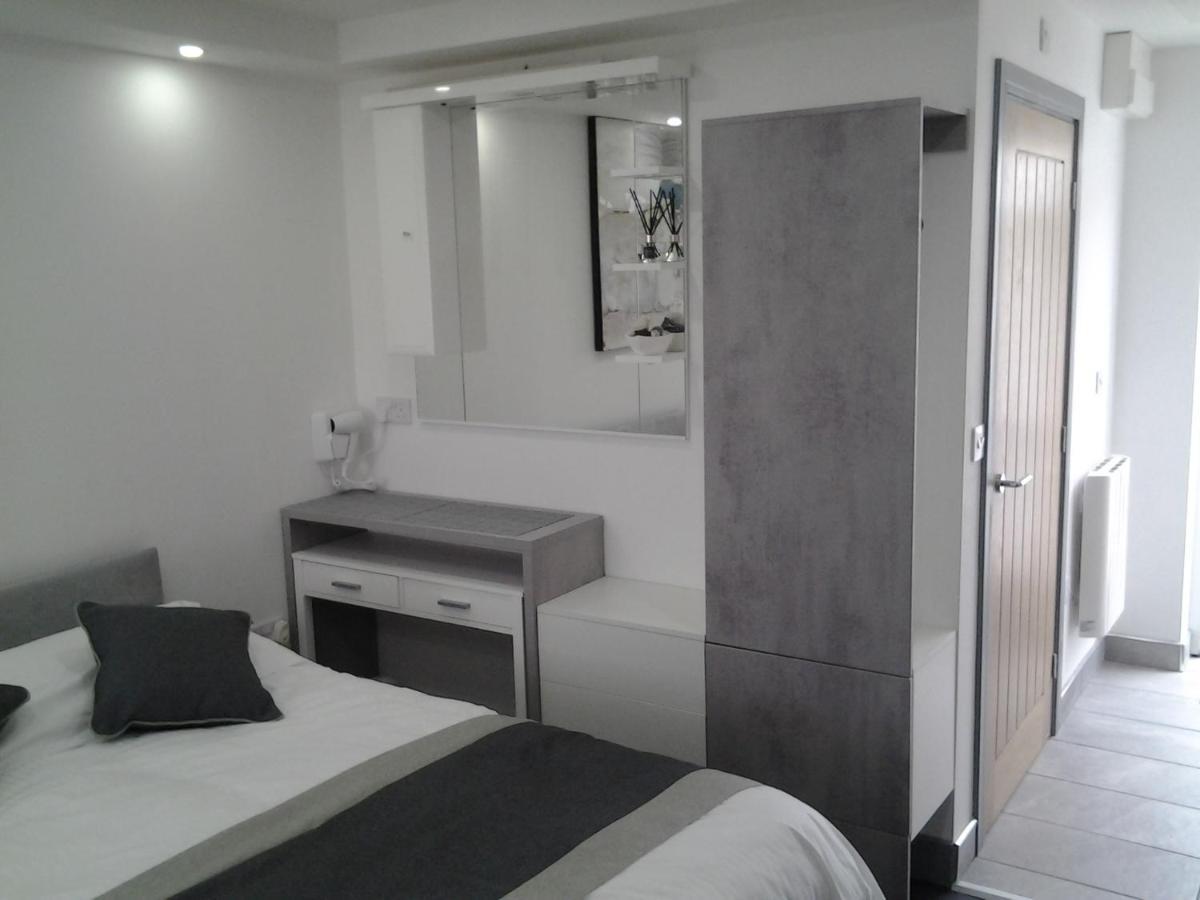 Lady Charlotte Guest Rooms Triple Rooms Dowlais 外观 照片
