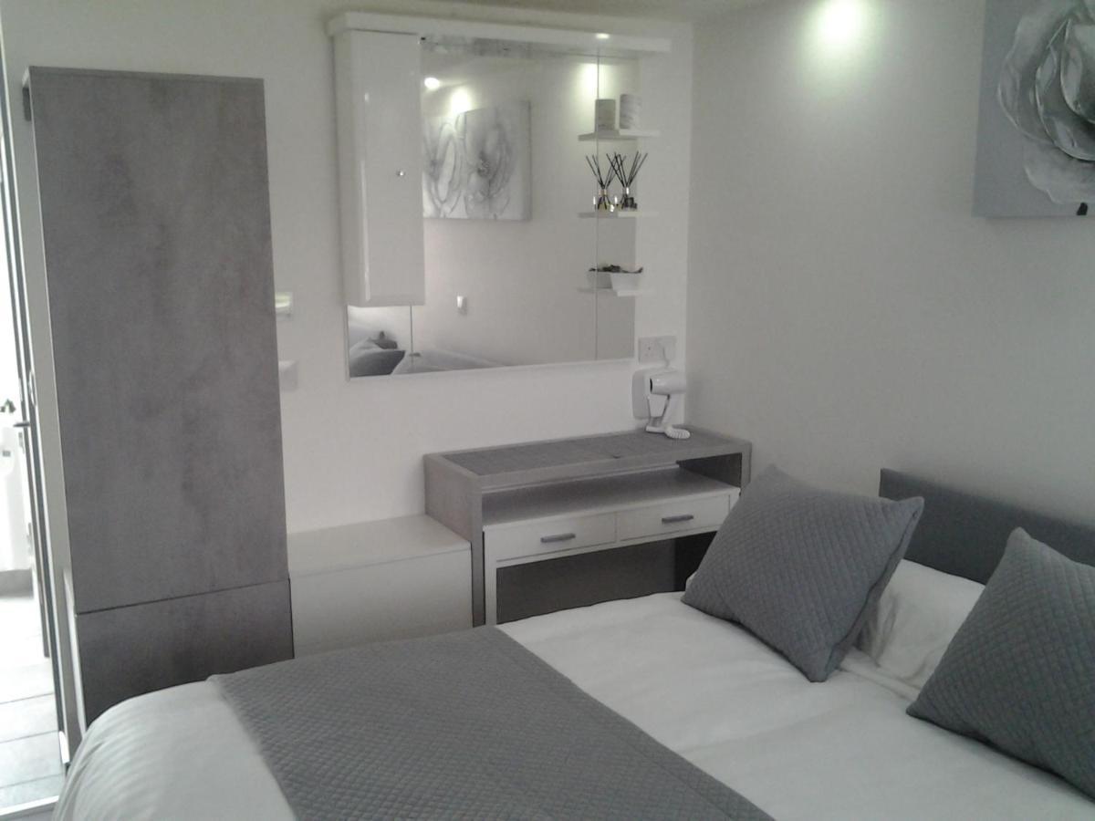 Lady Charlotte Guest Rooms Triple Rooms Dowlais 外观 照片