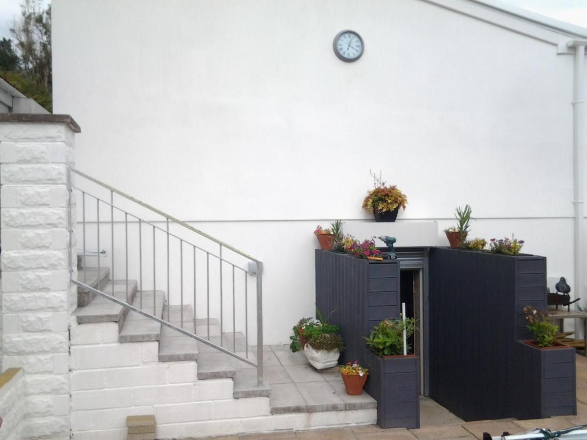 Lady Charlotte Guest Rooms Triple Rooms Dowlais 外观 照片