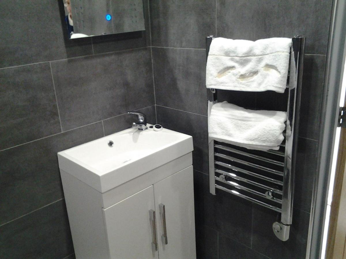 Lady Charlotte Guest Rooms Triple Rooms Dowlais 外观 照片