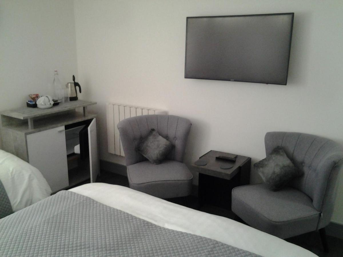 Lady Charlotte Guest Rooms Triple Rooms Dowlais 外观 照片
