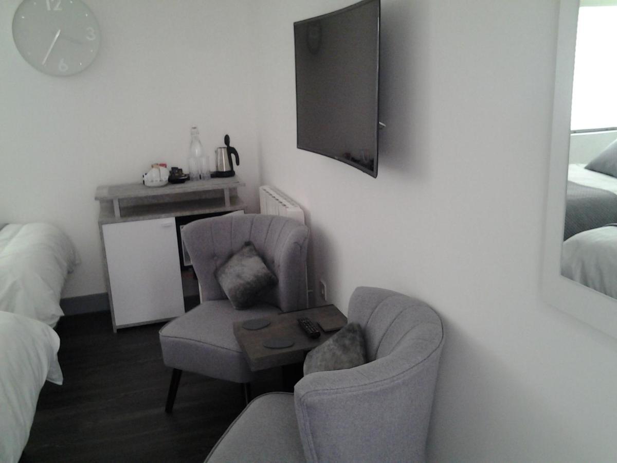 Lady Charlotte Guest Rooms Triple Rooms Dowlais 外观 照片