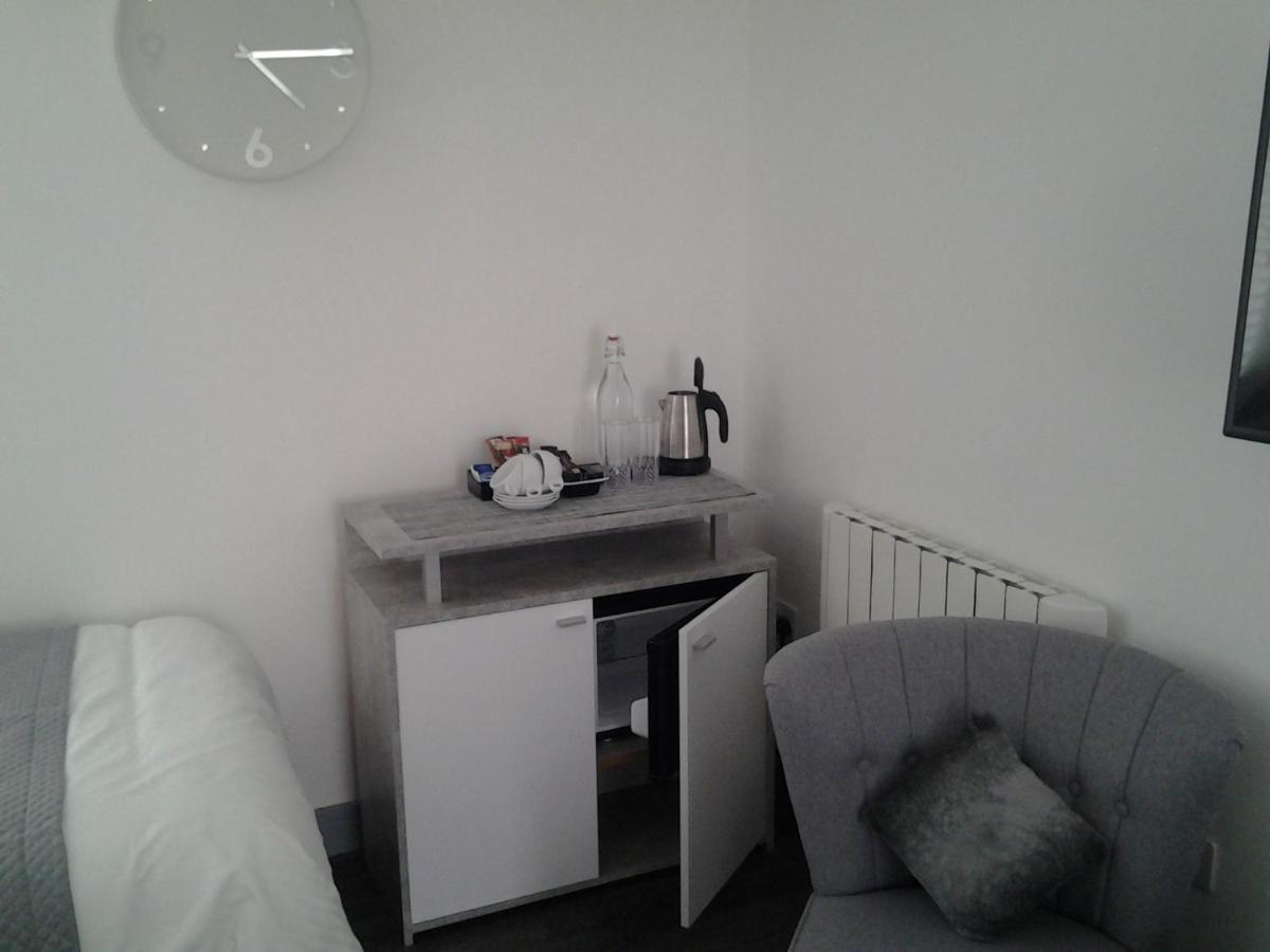 Lady Charlotte Guest Rooms Triple Rooms Dowlais 外观 照片