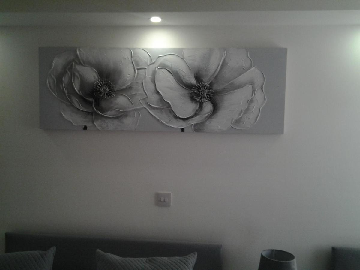 Lady Charlotte Guest Rooms Triple Rooms Dowlais 外观 照片
