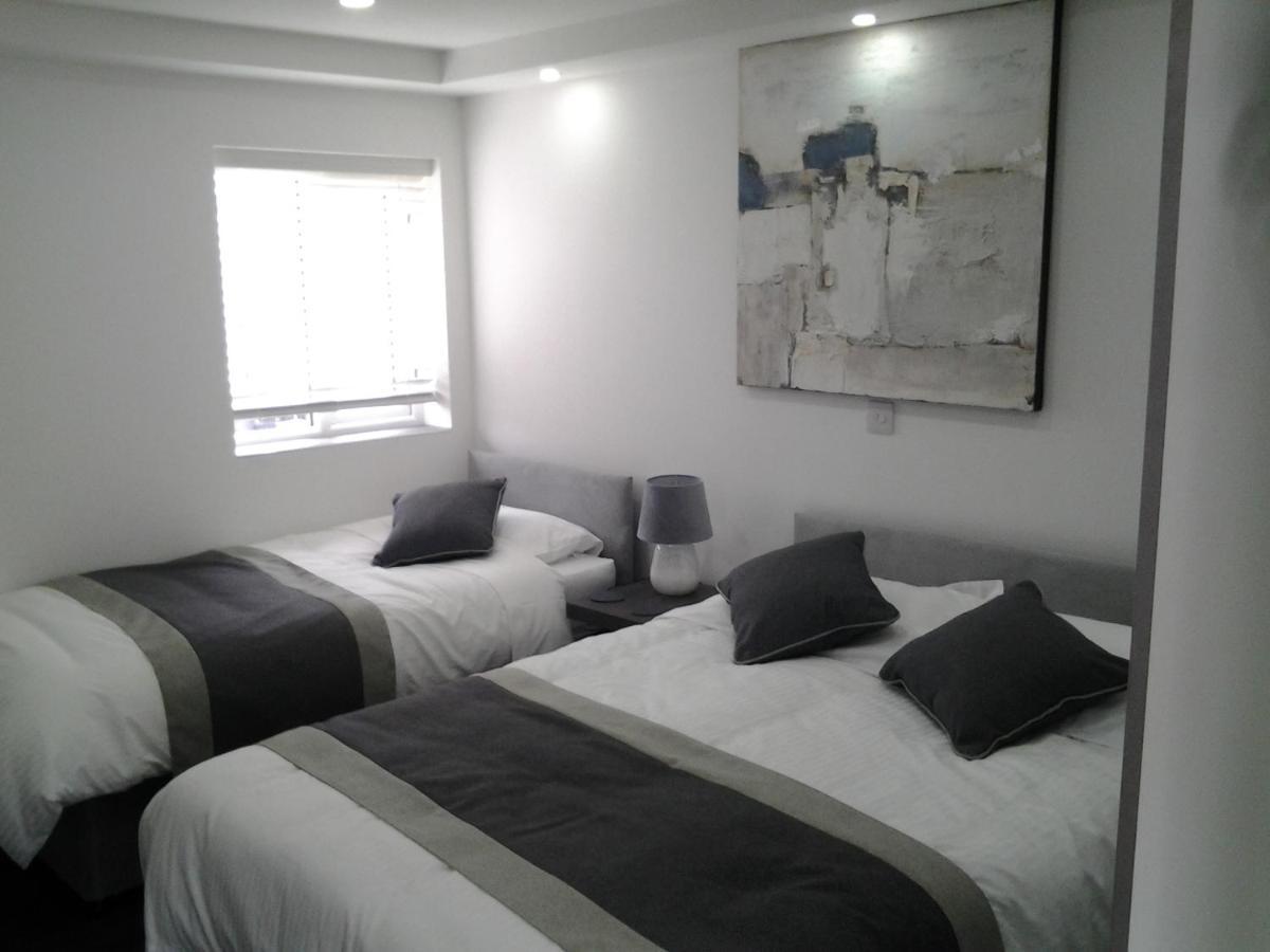 Lady Charlotte Guest Rooms Triple Rooms Dowlais 外观 照片
