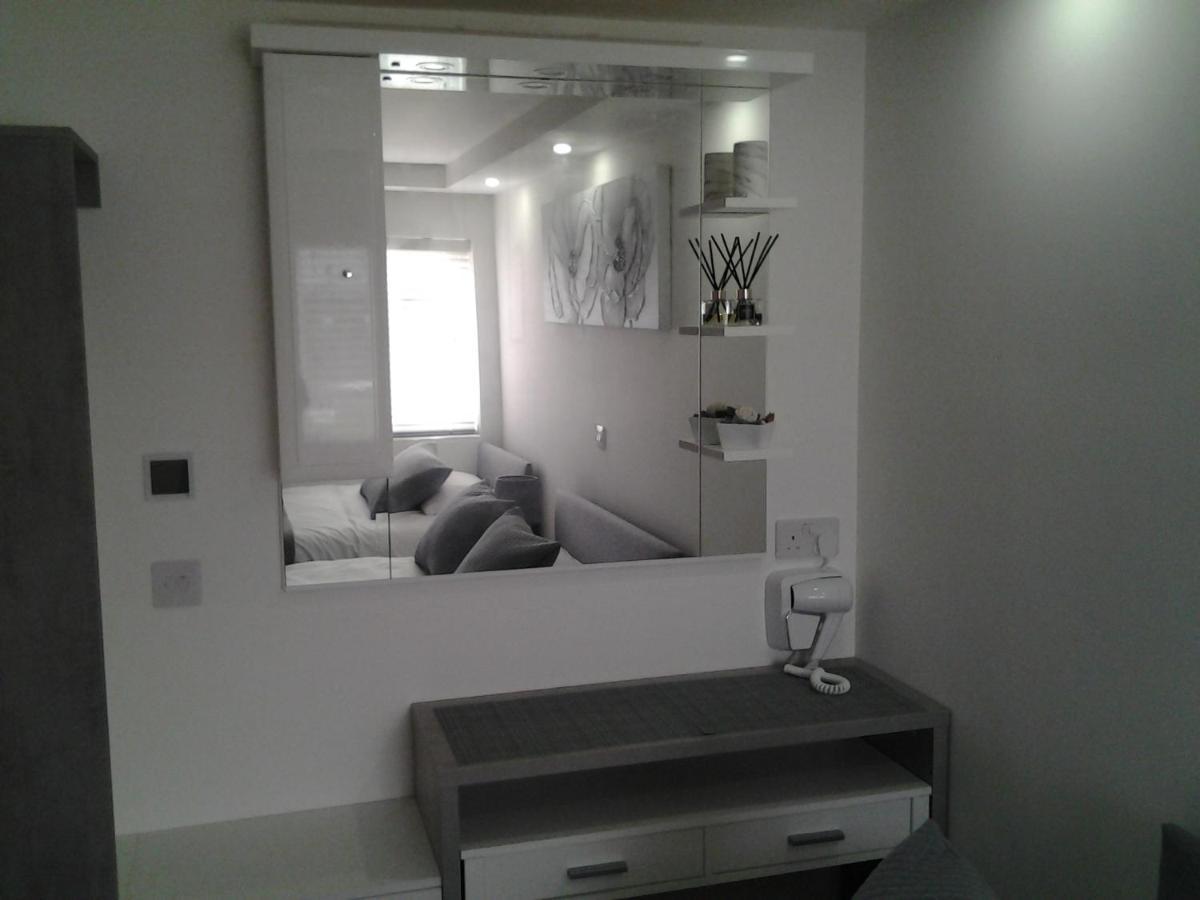 Lady Charlotte Guest Rooms Triple Rooms Dowlais 外观 照片