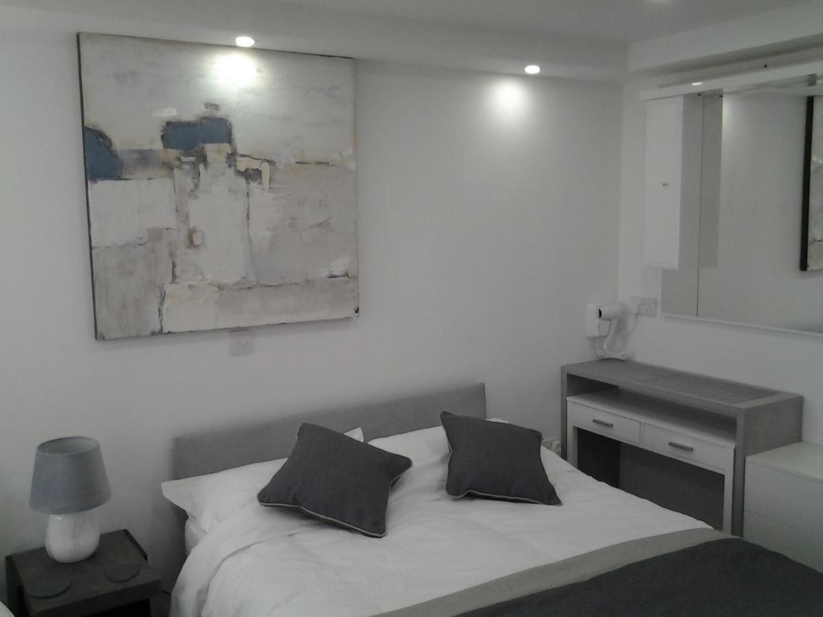 Lady Charlotte Guest Rooms Triple Rooms Dowlais 外观 照片