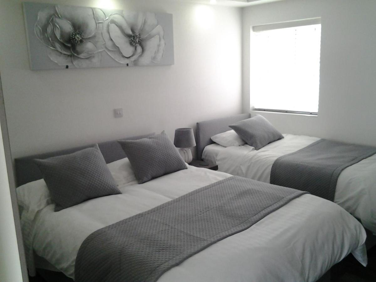 Lady Charlotte Guest Rooms Triple Rooms Dowlais 外观 照片